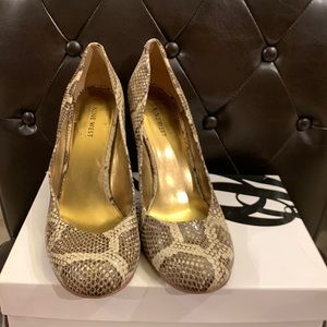 Nine West “Ambitious” Snakeskin Print Leather Pumps Size 9.5